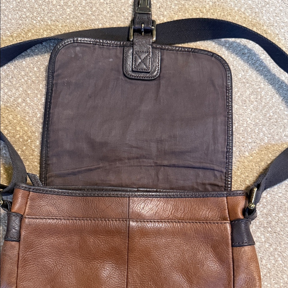 Fossil Brown Leather Vintage Messenger Bag with Dark Trim - Picture 6 of 16